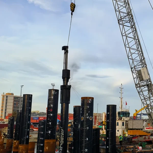 Les marteaux-pilons diesel DD128 travaillent sur le quai de Turquie