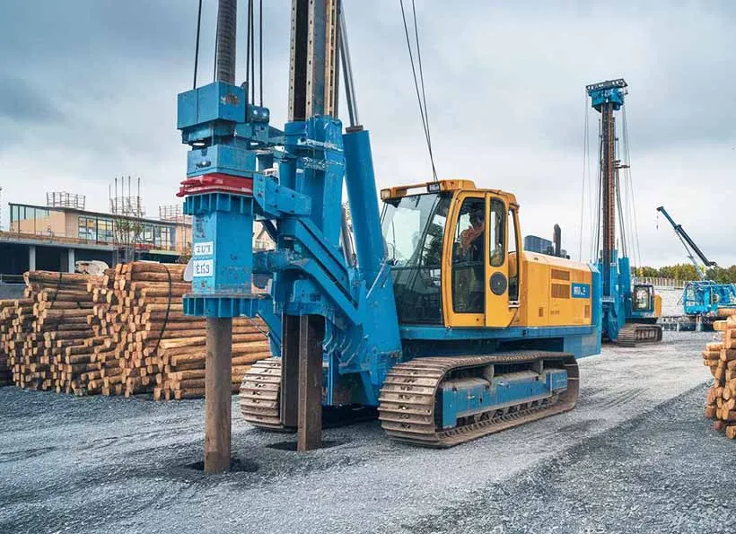 L'équipement de battage de pieux fonctionne