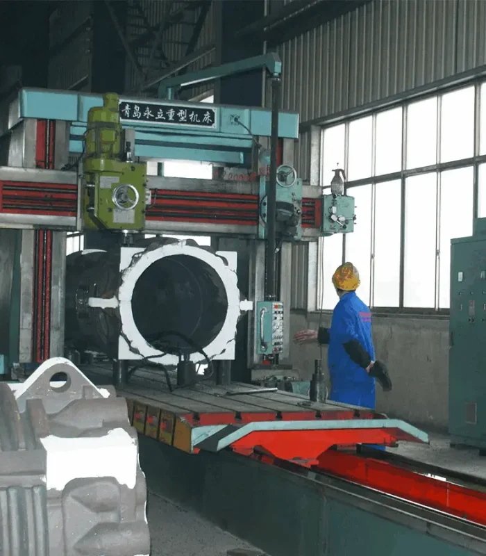 Des ouvriers de Juwei font fonctionner des équipements de production dans un atelier