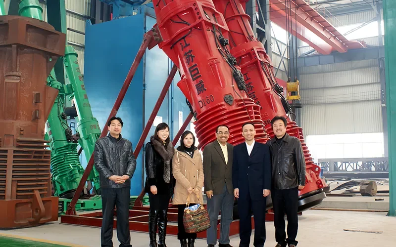 Des clients viennent visiter l'usine de Juwei et s'y former